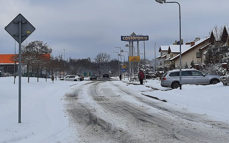 Nagły atak zimy. Drogowcy pracują, ale na drogach trudne warunki