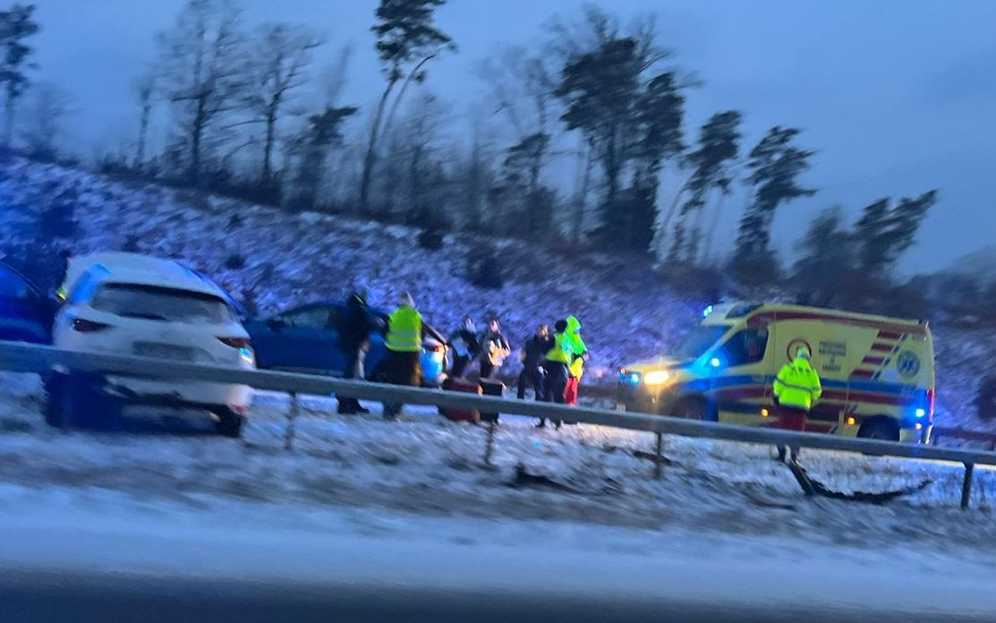 Po opadach śniegu niebezpiecznie na drogach regionu