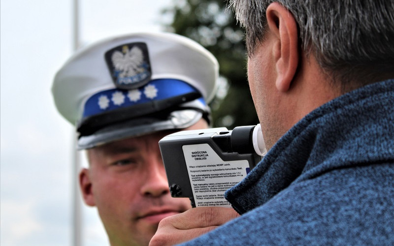 Nietrzeźwy i bez prawa jazdy – spowodował poważną kolizję w Legnicy