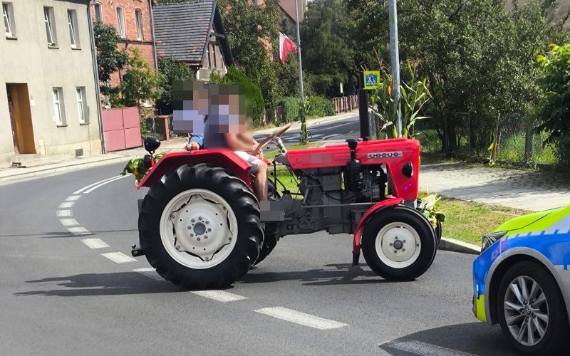 Mężczyzna z zakazem wiózł dzieci ciągnikiem podczas dożynek