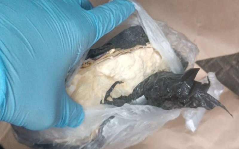 Narkotyki ukrył w pralce i pod prysznicem. Grozi mu 15 lat