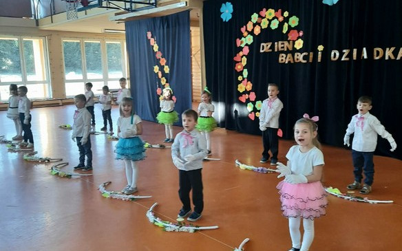 Czarnoborskie przedszkolaki z miłością dla swoich babć i dziadków!