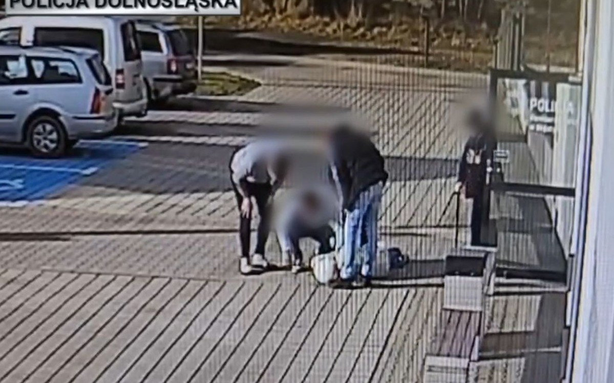 Straciła przytomność, Pomogli jej policjanci z pobliskiej komendy