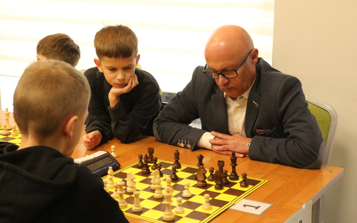 Szachowe emocje w Suchej Górnej. Mikołajkowy turniej o puchar prezesa KGHM