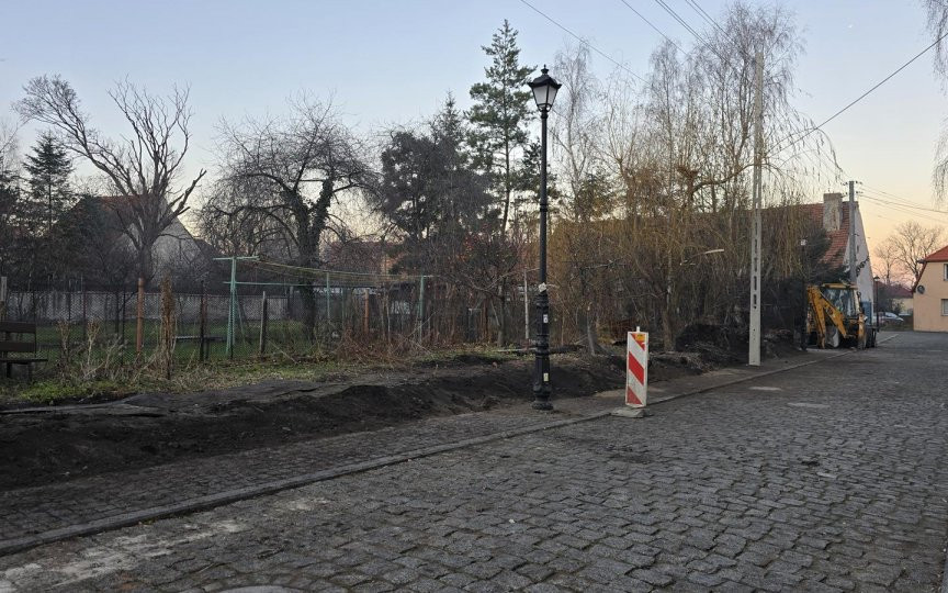 Zmiany na Lelewela. Mur, który był w kiepskim stanie technicznym został usunięty