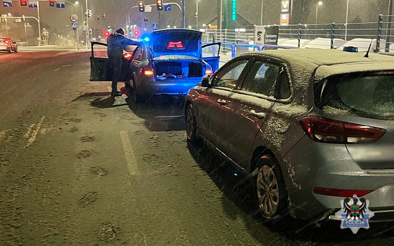 W aucie trzymał pół kilograma amfetaminy. W domu kolejne narkotyki