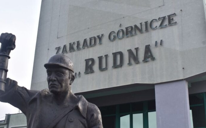 W Zakładach Górniczych Rudna. Skały przysypały operatora maszyny. Jest bezpieczny