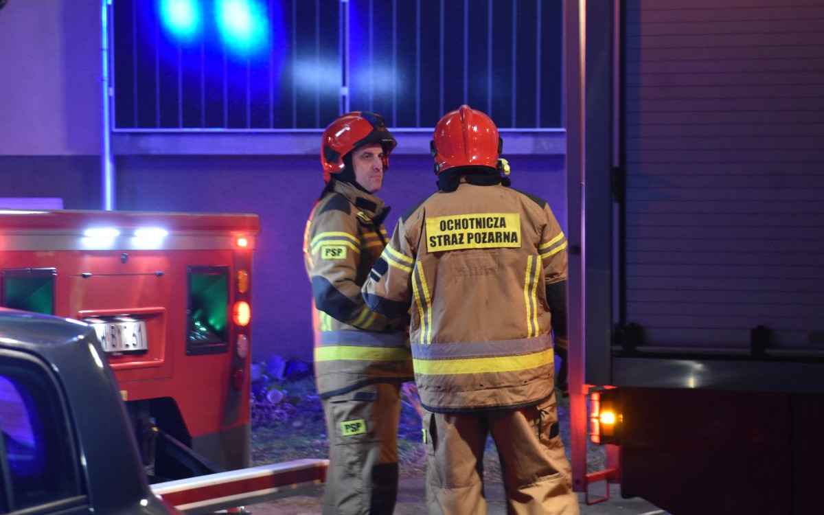 Groźny pożar budynków gospodarczych w Biskupinie. Jedna osoba ranna