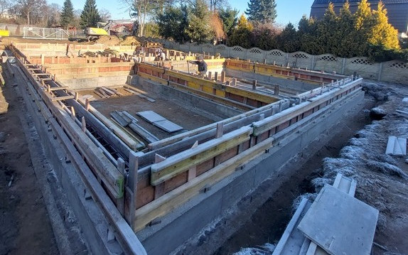 Budowa remizy w Raszówce idzie zgodnie z planem