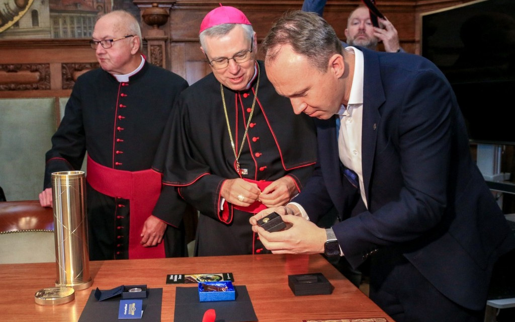 Legnicka kapsuła czasu na wieży kościoła