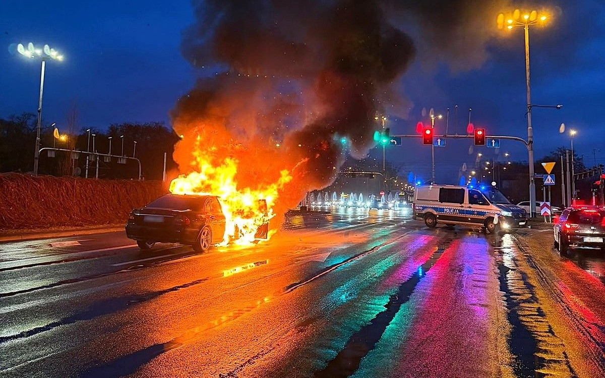 Policjanci pierwsi na miejscu pożaru auta zaczęli gasić ogień