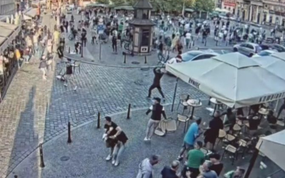 Rozróba kiboli na wrocławskim rynku. Latały krzesła i butelki. Interweniowała policja