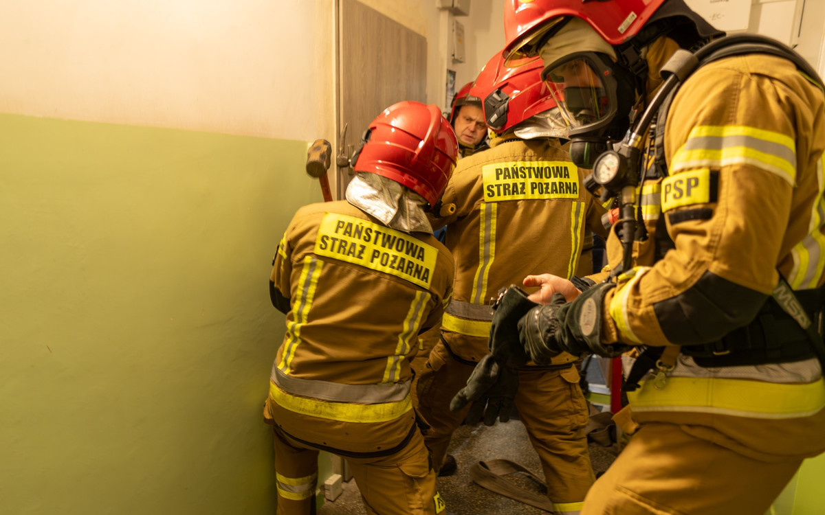 Pożar mieszkania w Lubinie. Szybka akcja strażaków w wigilijny wieczór
