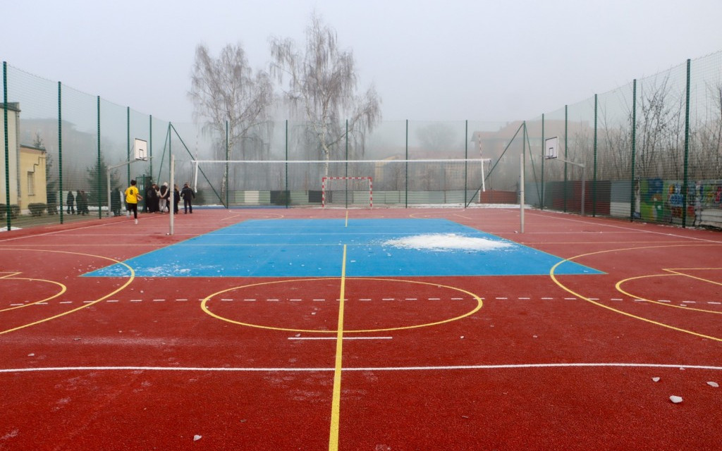 Nowoczesne boisko przy czwartym ogólniaku w Legnicy