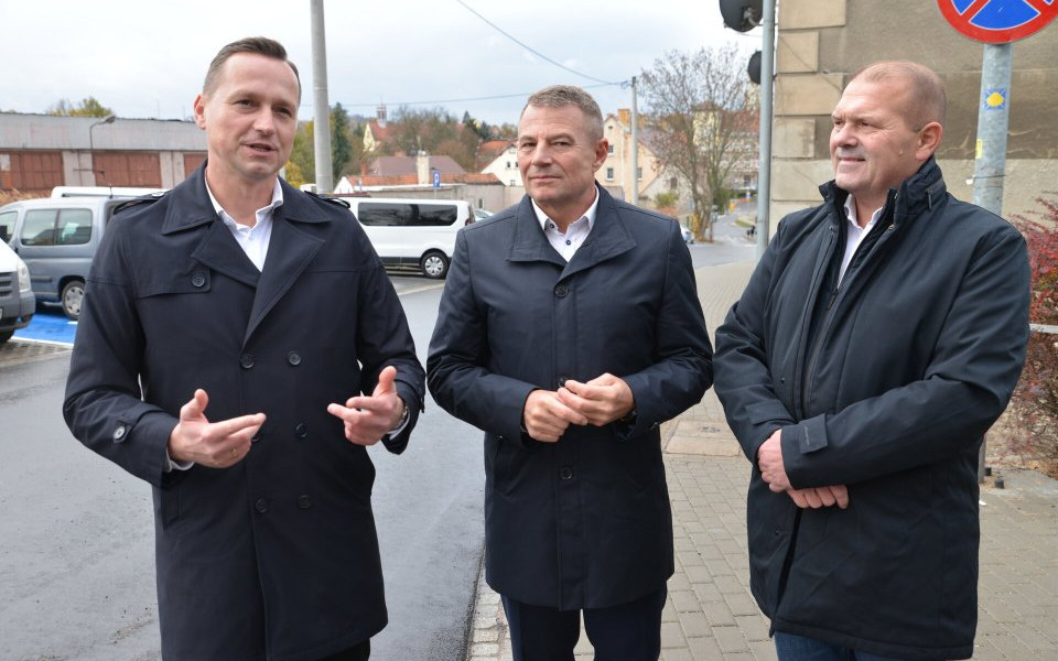 Wicewojewoda z wizytą na nowej ulicy Cmentarnej w Złotoryi