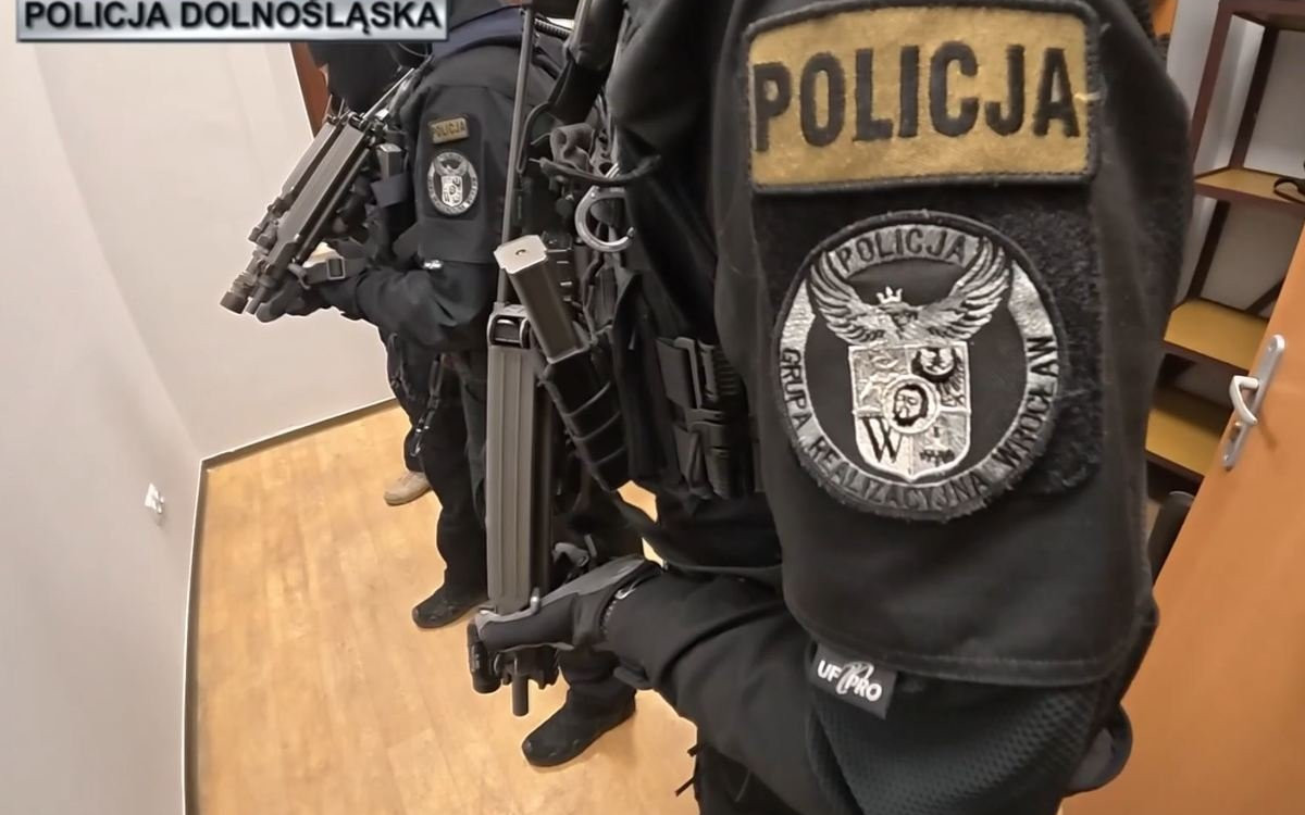 11 osób zatrzymanych. Narkotyki, broń, amunicja i nielegalne automaty