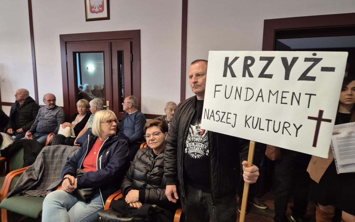 Burzliwa sesja Rady Miejskiej w Legnicy. Protest w sprawie krzyża