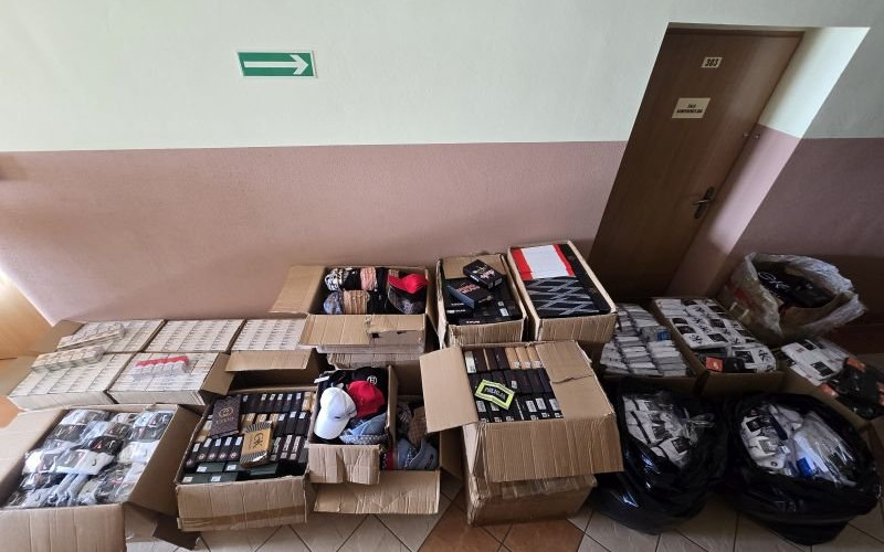 Mundurowi przechwycili nielegalny tytoń, papierosy i pieniądze