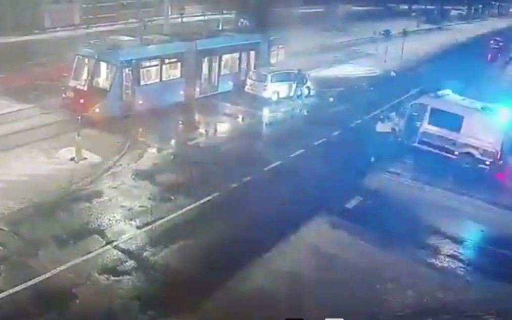 Uciekał przed policją, zderzył się z tramwajem. W bagażniku wiózł mężczyznę