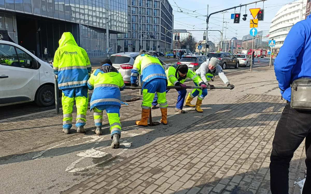 Wrocław bez wody! Awaria sieci! Woda zalewa tunel przy Galerii Dominikańskiej