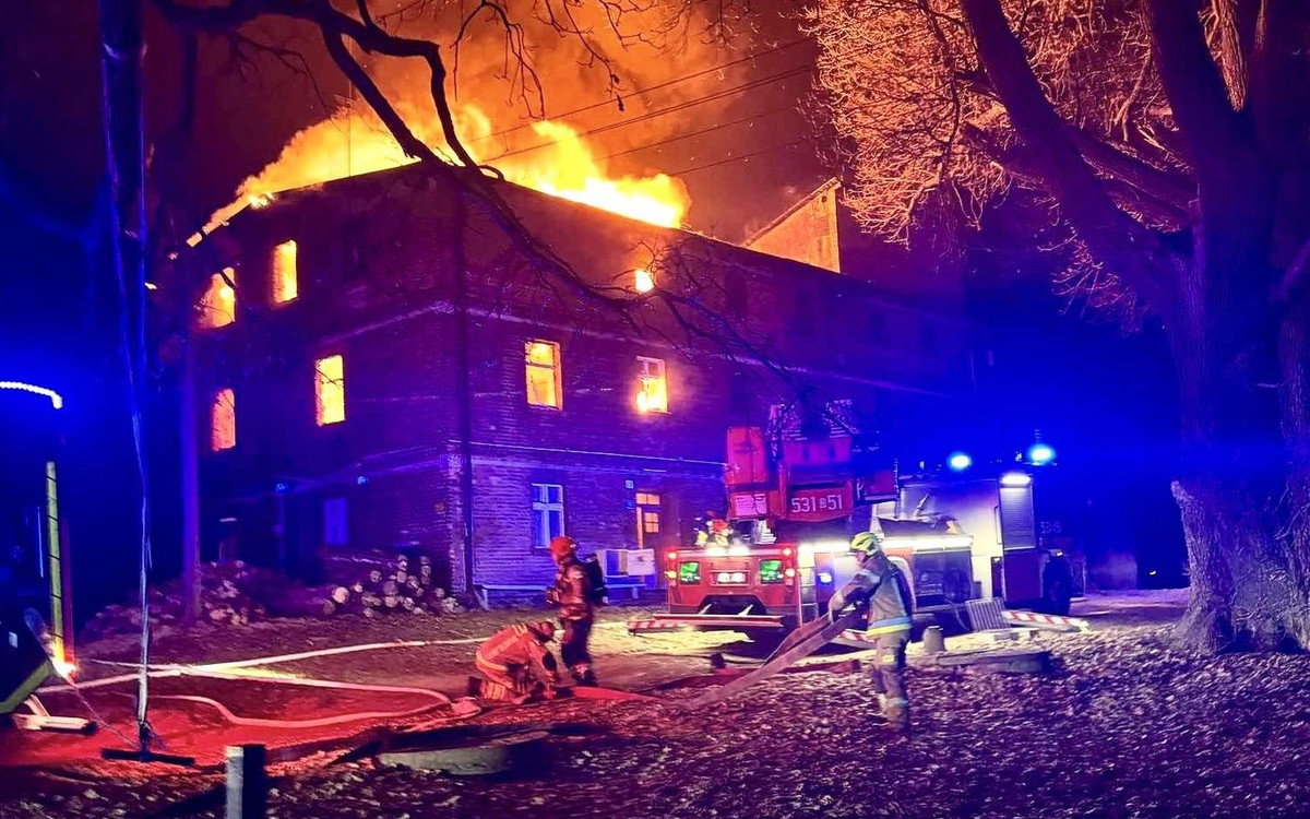 Tragiczny pożar budynku wielorodzinnego. Nie żyje 64-letni mężczyzna