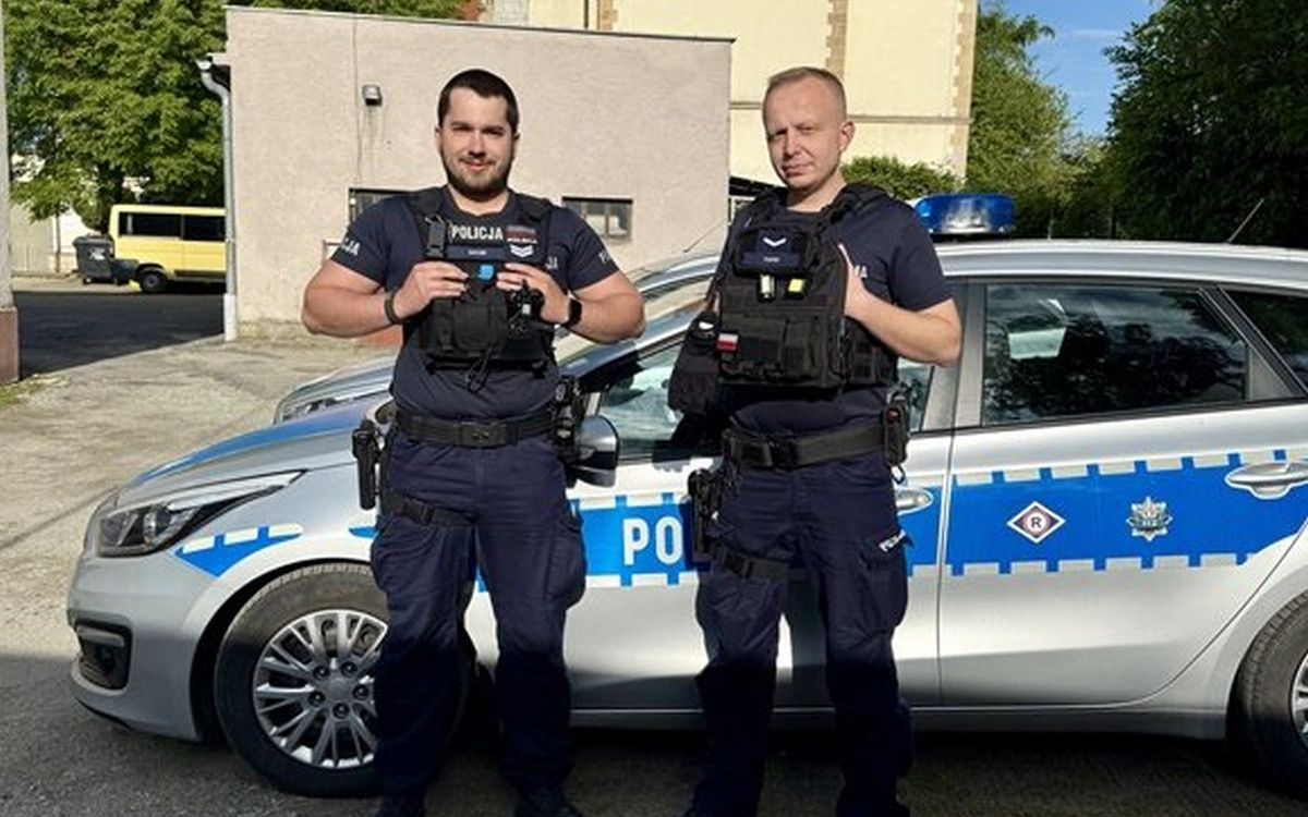 Średzcy policjanci uratowali życie 42-latka. Weszli do mieszkania przez balkon