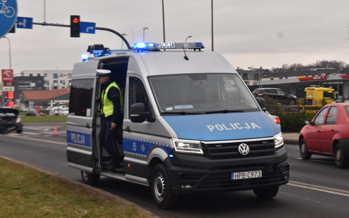 Trudne warunki na drogach powiatu legnickiego. Apel o ostrożność