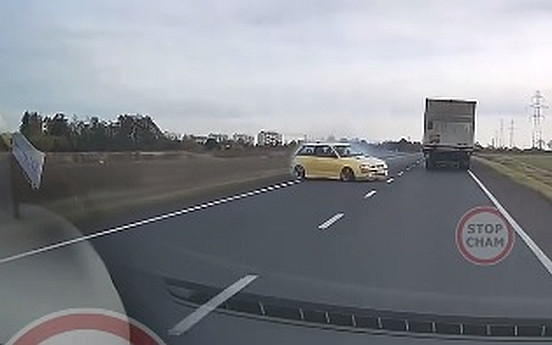 O włos od czołówki z seatem. Korytarz zemsty na drodze w Głogowie