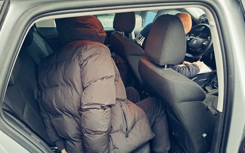 Próbował wręczyć łapówkę policjantom. Teraz za to stanie przed sądem