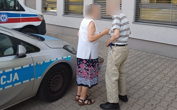 Senior wyszedł ze szpitala i nie wiedział gdzie jest. Pomogli policjanci