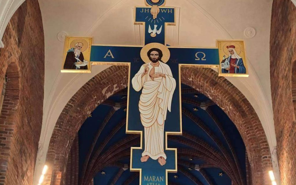W głogowskiej kolegiacie zawisł monumentalny krucyfiks