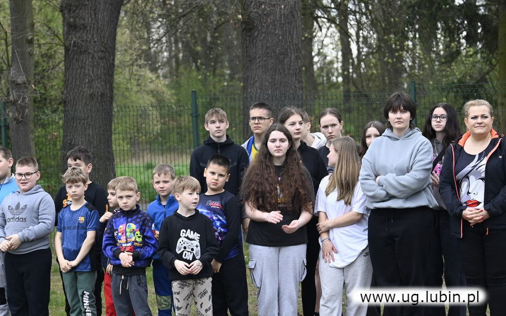 Nowe boisko. Uczniowie, nauczyciele i mieszkańcy na otwarciu