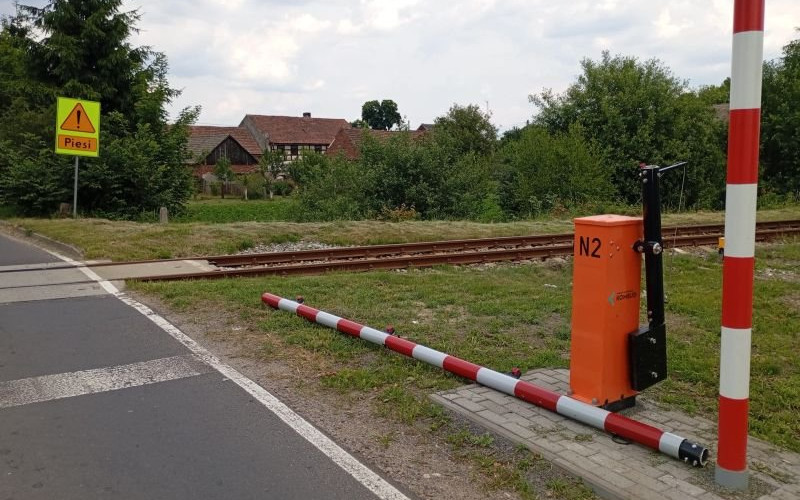 Uderzyła w opuszczające się rogatki. Skończyło się wysokim mandatem