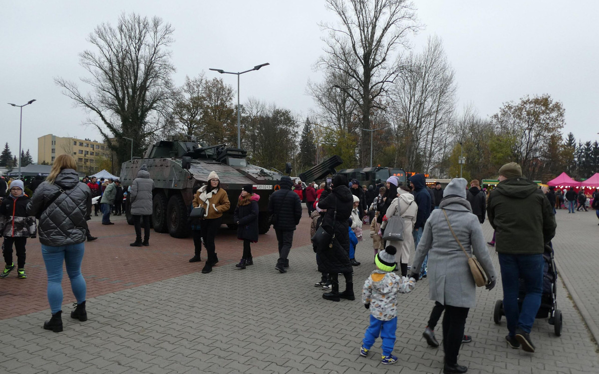 Piknik militarny w Lubinie. Chętnie oglądamy sprzęt wojskowy