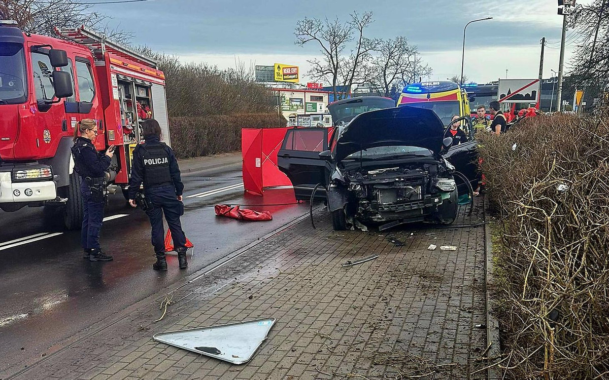 73-latek zasłabł za kierownicą. Uderzył w ogrodzenie. Nie przeżył