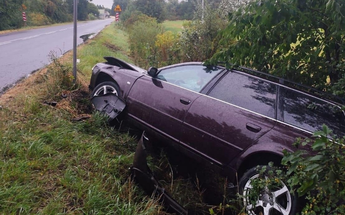 17-latek zabrał rodzicom auto. Przejażdżkę skończył w przydrożnym rowie