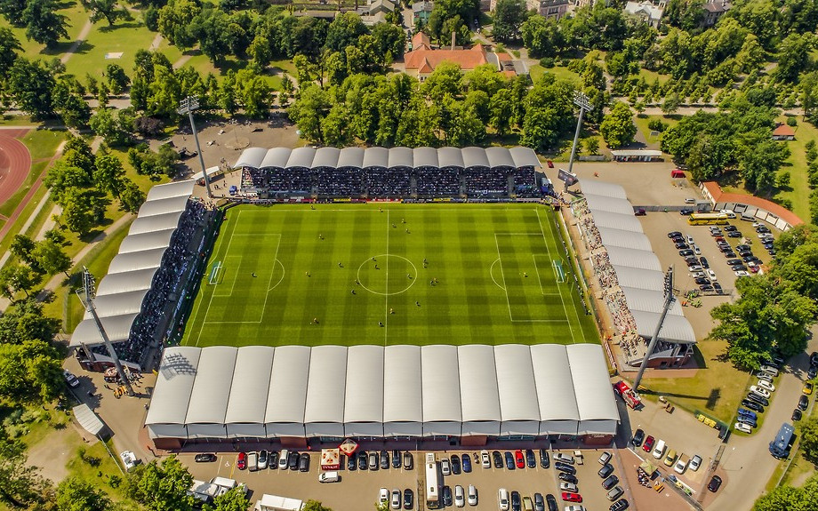 Różowe miasteczko na legnickim stadionie