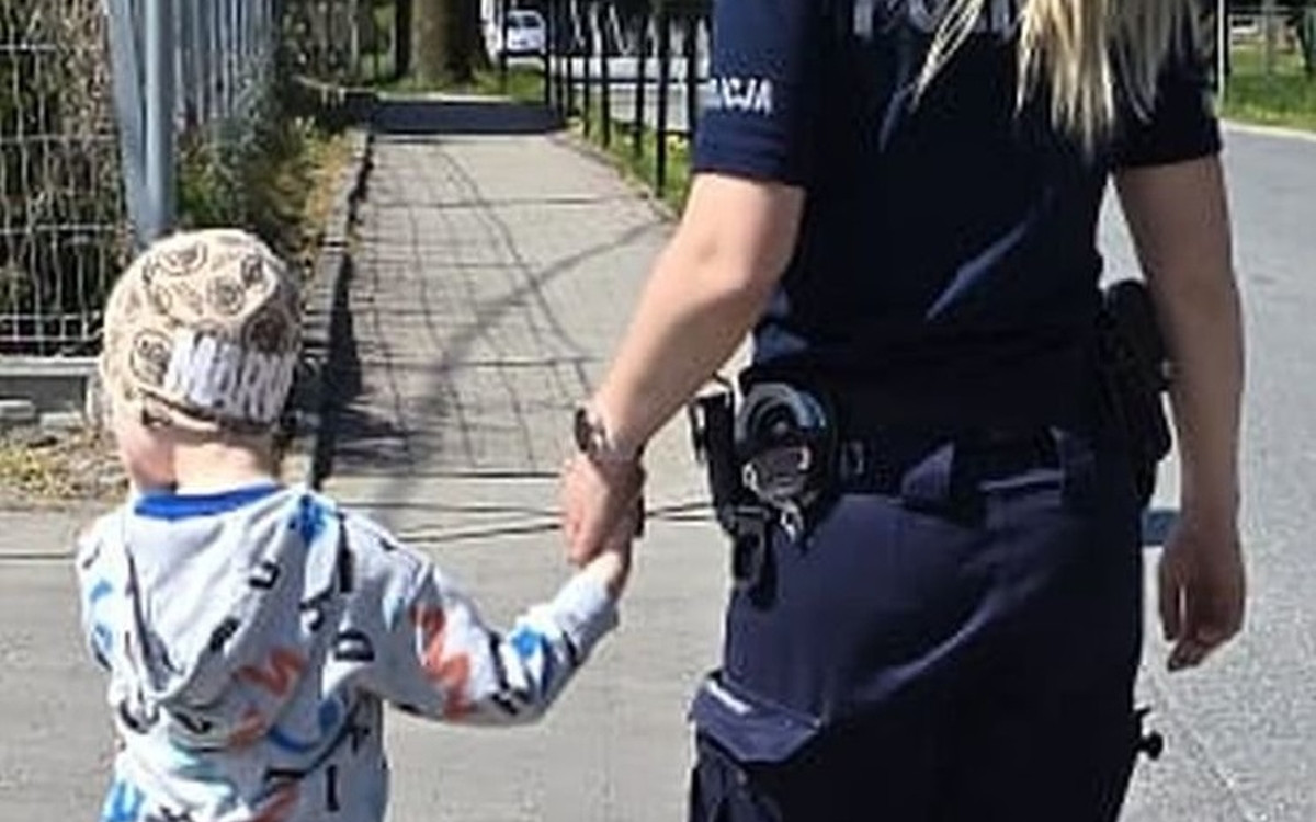 4-latek sam przy drodze. Miał być pod opieką przedszkola