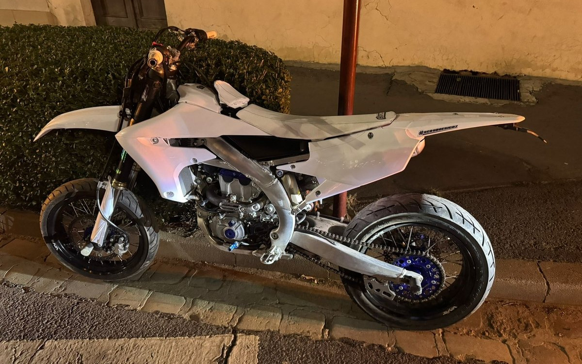 To było niebezpieczne. Motocyklista w rękach policjantów!