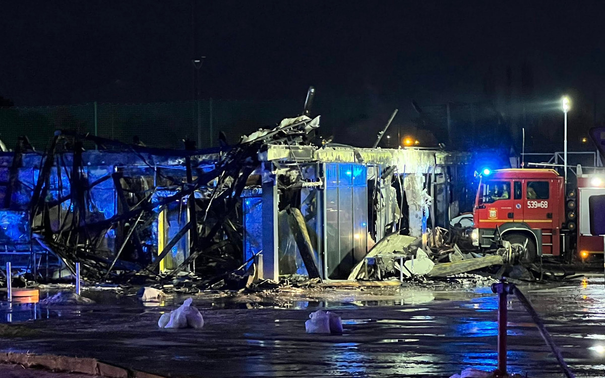 Trwa dogaszanie. Dwóch strażaków zostało rannych w czasie akcji gaśniczej w Polkowicach