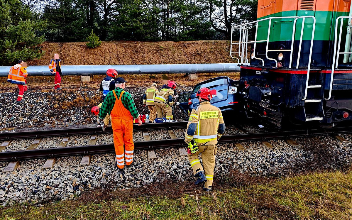 Zderzenie osobowej skody z pociągiem towarowym