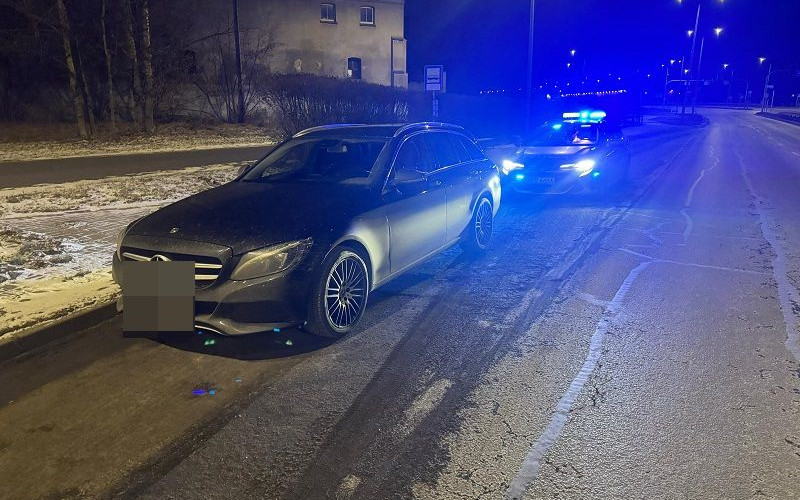 Jechał z otwartym bagażnikiem. Nie zauważył bo był pijany