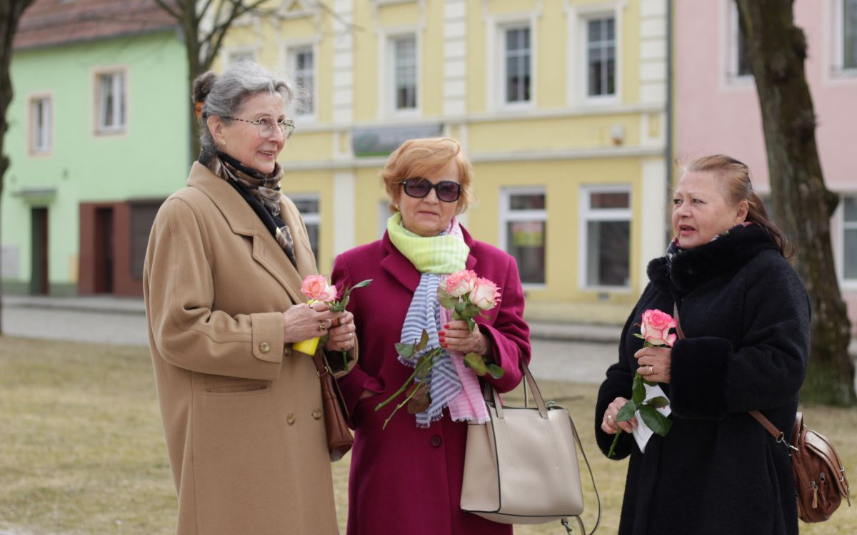 Kwiatowa drużyna. Chocianów świętował Dzień Kobiet