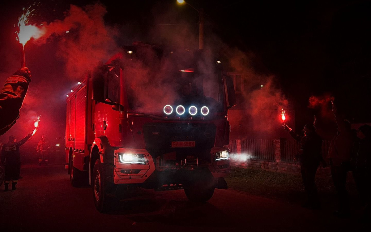 Strażacy z OSP Ożary mają już nowy samochód ratowniczo-gaśniczy!