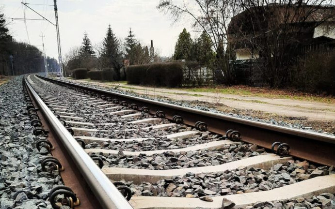 Ciało mężczyzny znalezione przy torach. Trwa policyjne śledztwo