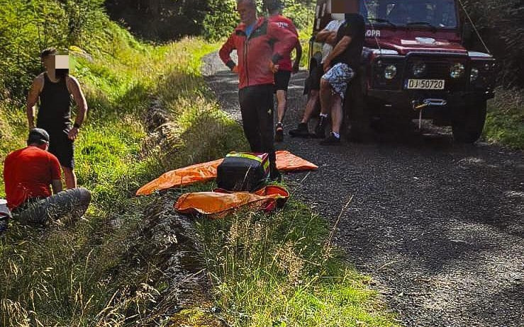 Wypadek na Katordze. Ratownicy GOPR udzielili pomocy rannemu rowerzyście