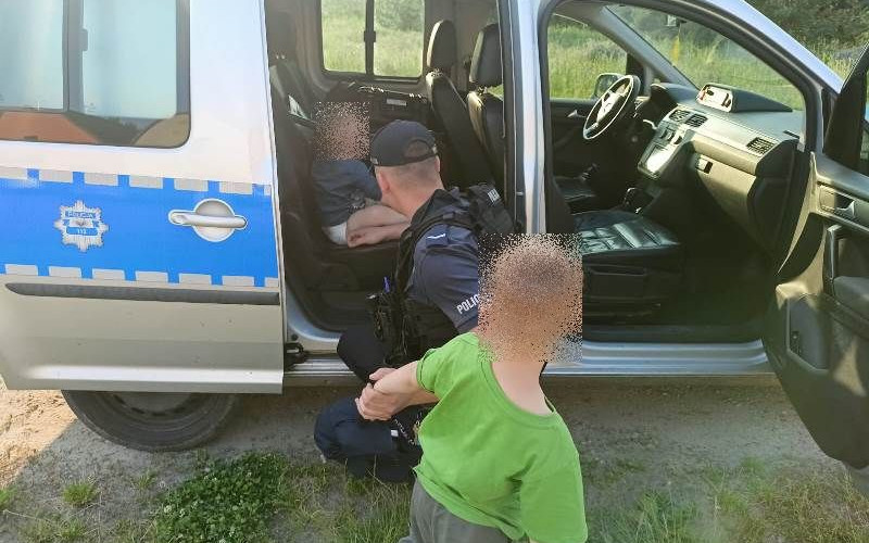 Policjanci pomogli zagubionym dzieciom. Cali i zdrowi wrócili do domu