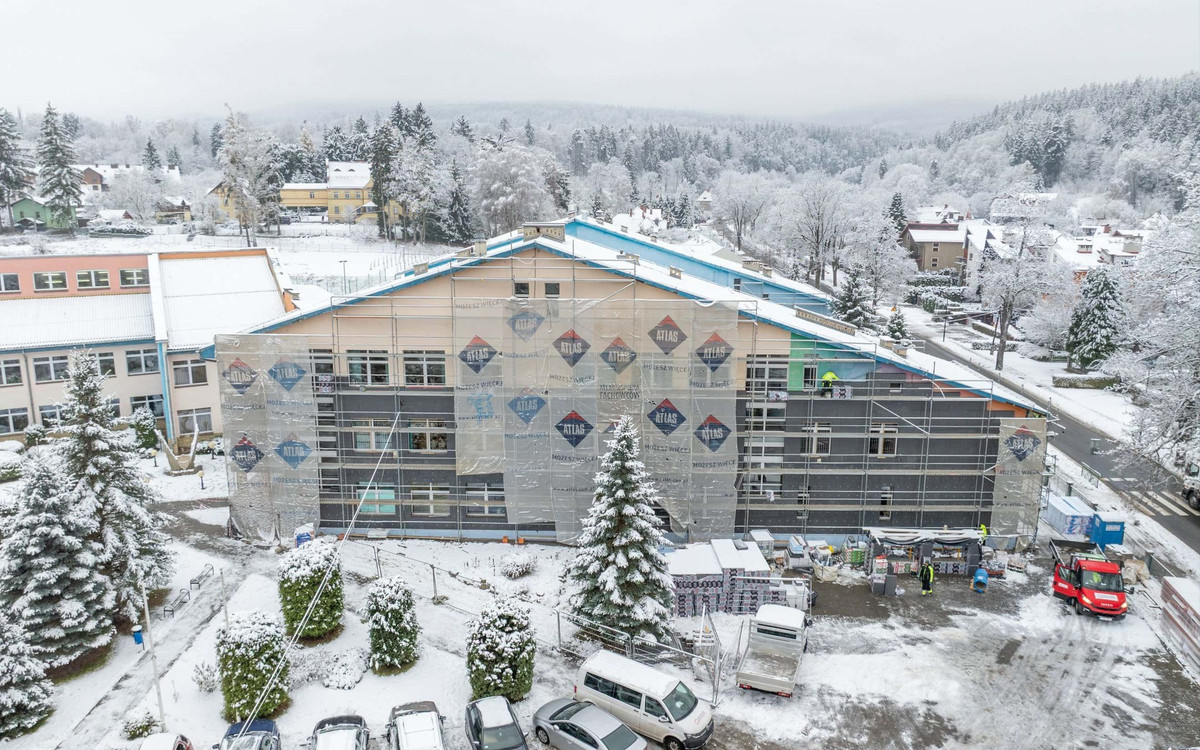 SP2 w Polanicy modernizuje się z unijnym wsparciem. Trwają prace budowlane