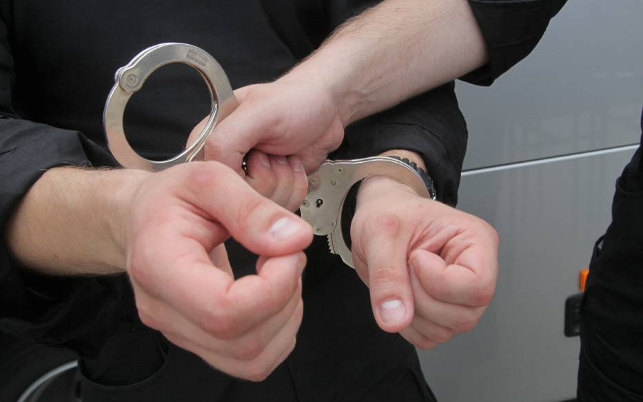 Matka kazała mu posprzątać. Syn rzucił się na nią z pięściami!