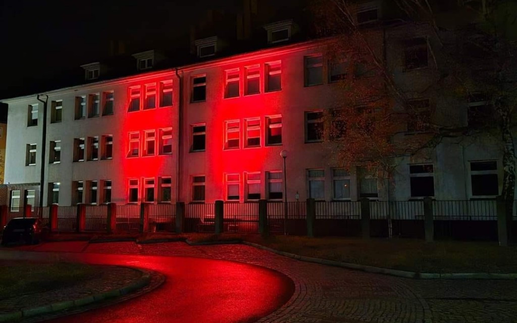 Legnica świeci na czerwono. Finał kampanii „Dzieciństwo bez Przemocy”